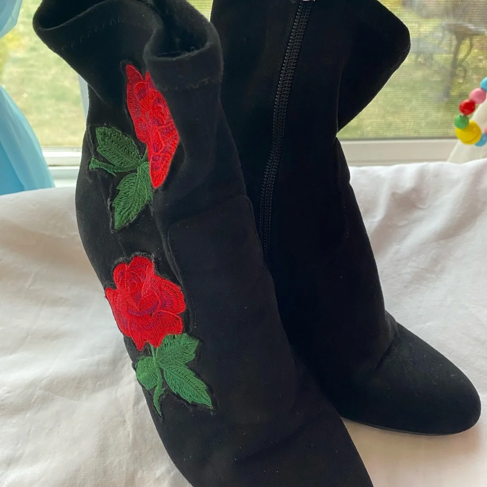 Steve Madden Black Boots with Red Rose Embroidery - Picture 4 of 6